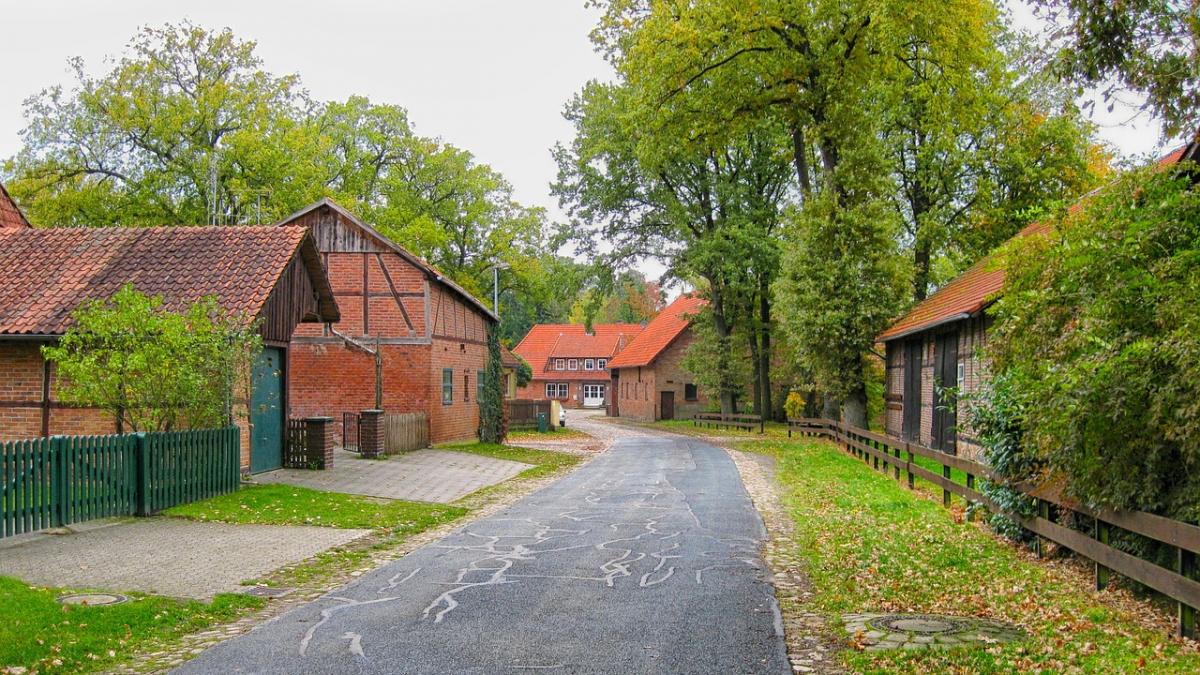 era la cativa pasi de casa atunci cand un barbat i a pus mana la gura si a incercat sa o violeze e