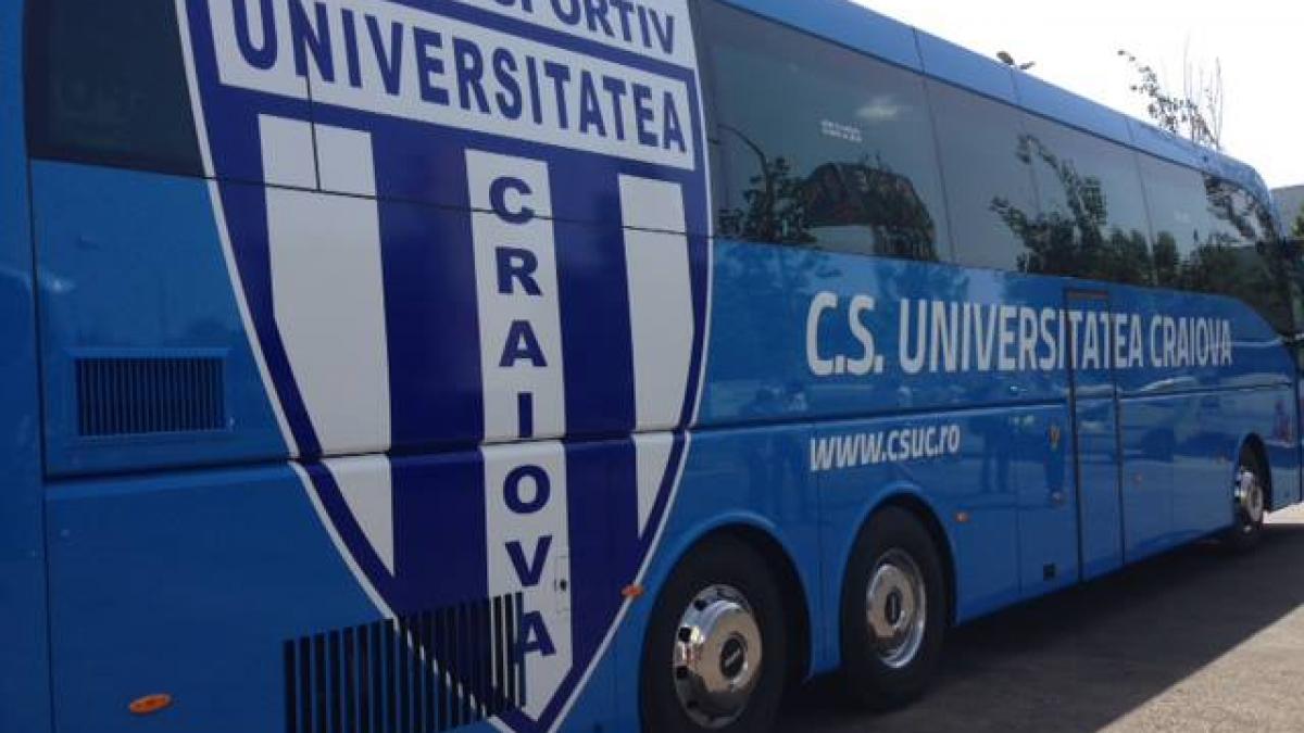 autocarul fotbalistilor de la craiova atacat de suporterii craioveni