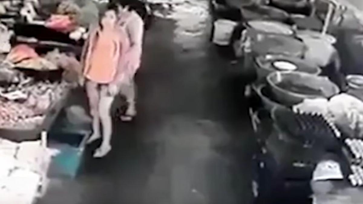 Era la cumpărături, când un individ s-a apropiat de ea și a pipăit-o. Reacția femeii l-a luat prin surprindere pe agresor