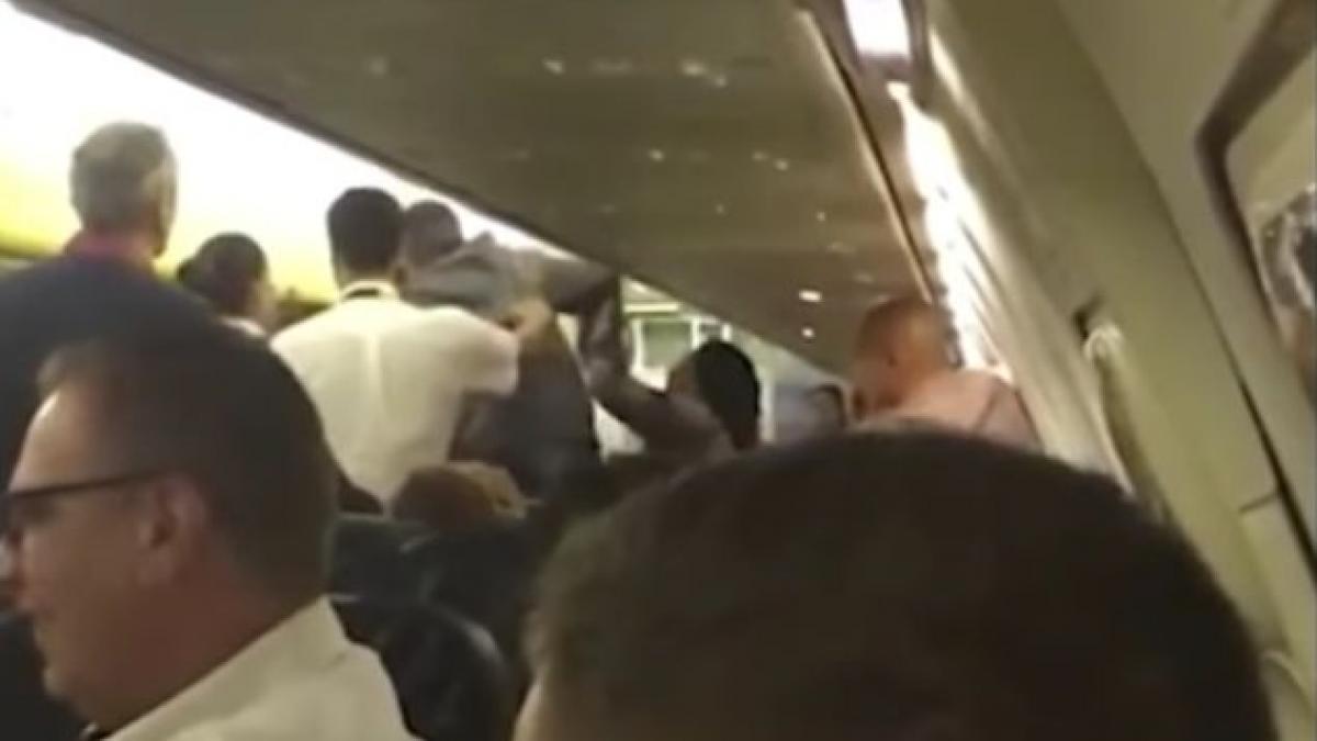 incident violent intr un avion de pasageri la 9 000 de metri altitudine pilotul a cerut aterizarea