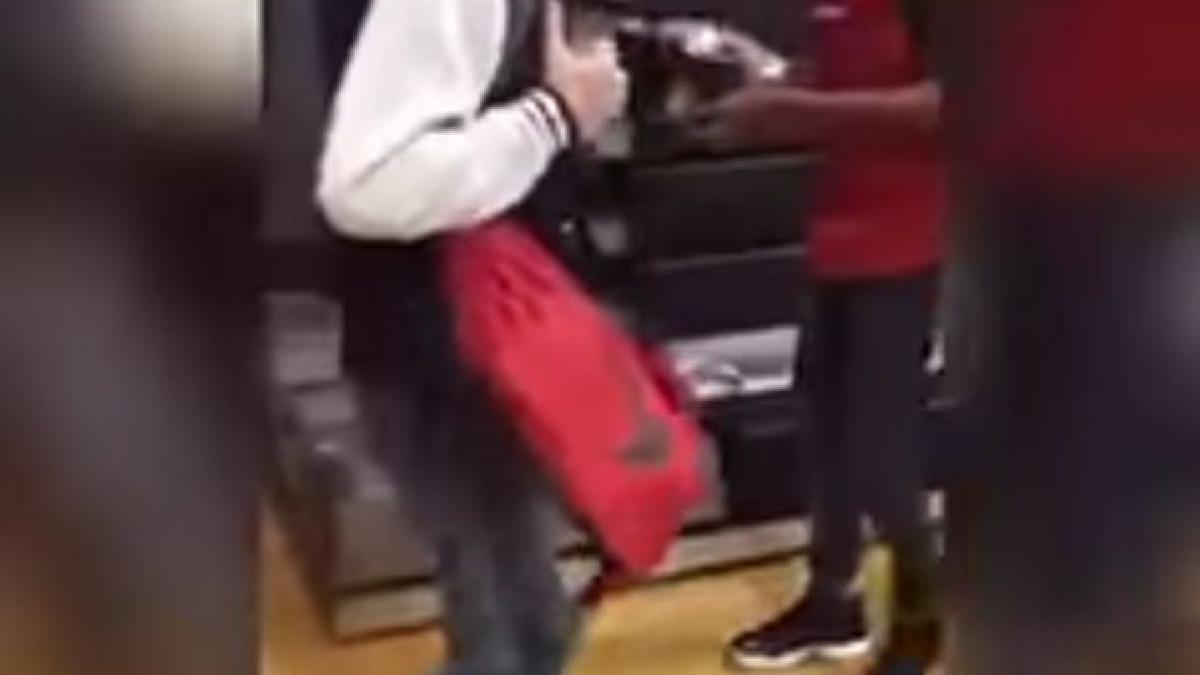 toti radeau de el la scoala ca nu avea cu ce sa se incalte gestul unui coleg de clasa l a lasat cu