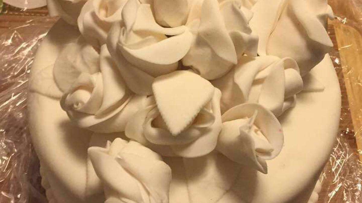 au pastrat timp de un an o bucata din tortul de nunta cand au incercat sa l manance au avut parte