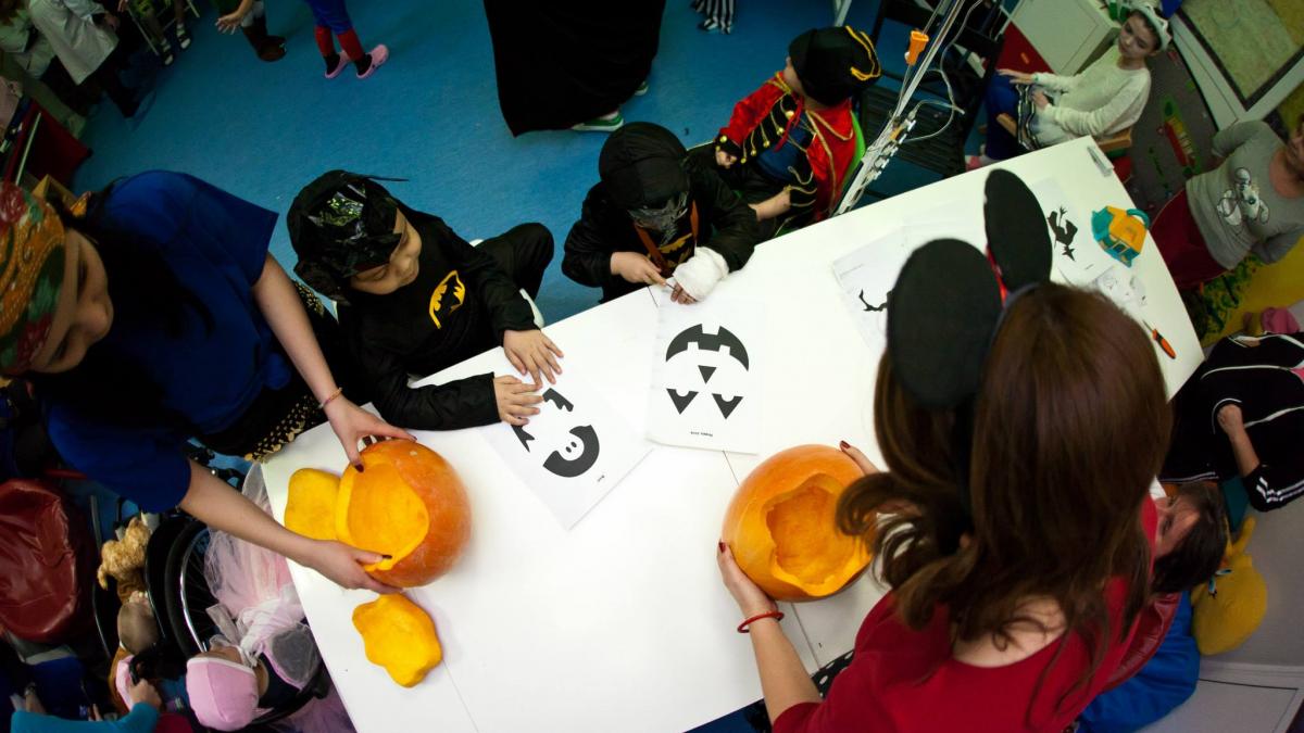 eroul zilei alexandra raureanu tanara care ofera zambete copiilor bolnavi