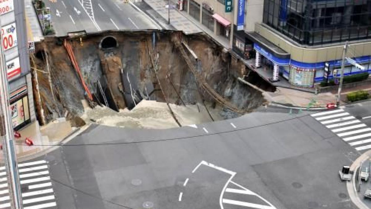 surpare masiva de teren in japonia mai multe cladiri sunt in pericol de prabusire imagini terifiante