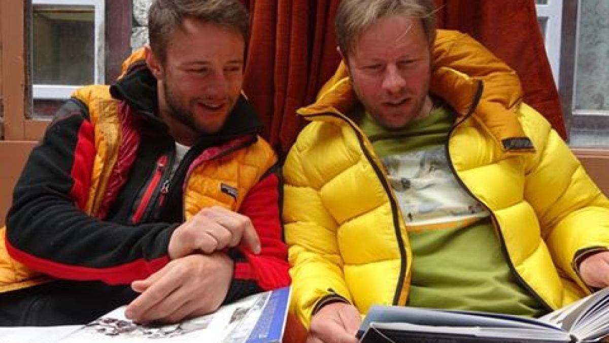 primii oameni care au cucerit un varf salbatic din himalaya sunt romani trimite le un mesaj de