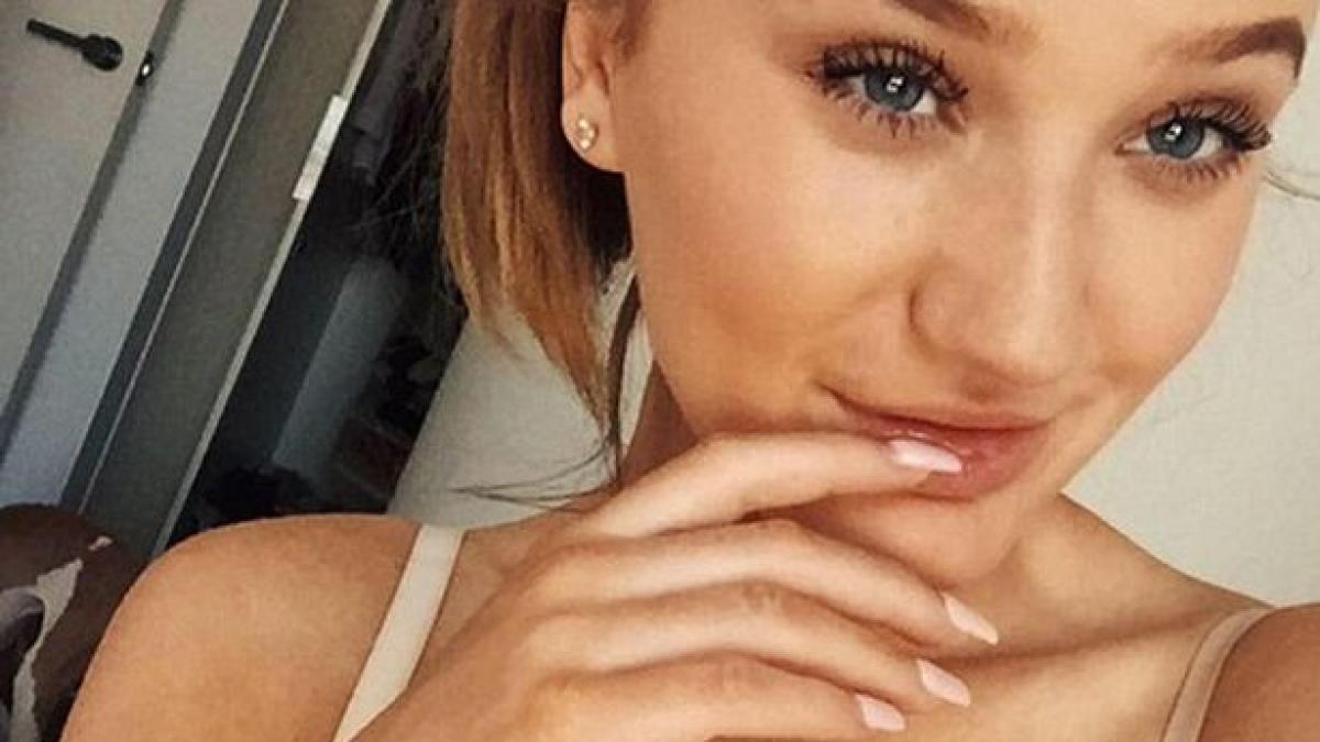 toti baietii din grupa de la facultate se uitau ciudat la ea dar cand a citit mesajele de pe un