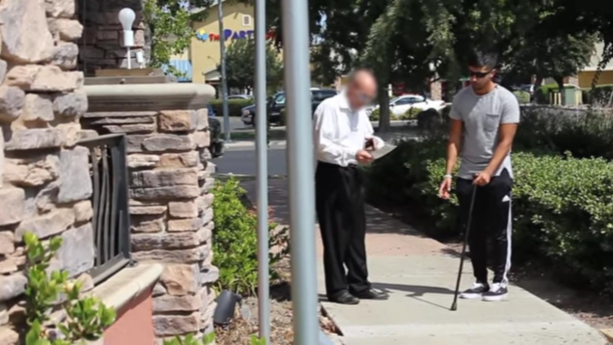 un orb cu un bilet de loterie intreaba trecatorii daca a castigat sau nu cum reactioneaza oamenii