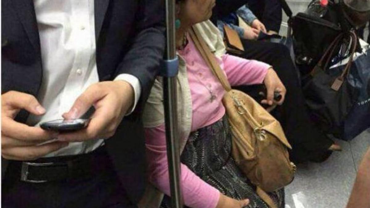 cum a aparut o femeie la metrou toti calatorii s au oprit sa faca poze