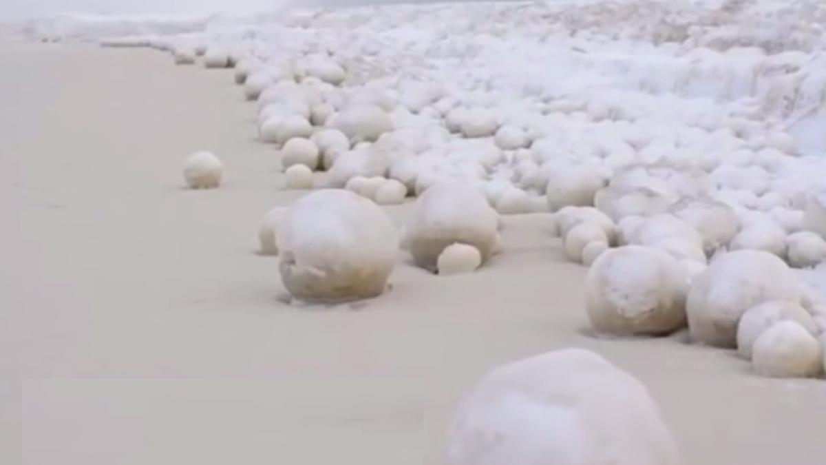 fenomen ingrijorator ce prevestesc aceste mingi ciudate de gheata