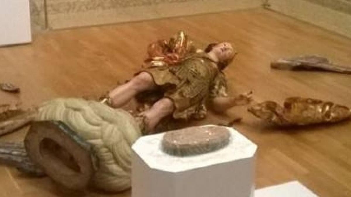 o statuie din secolul 18 a fost sparta de un turist la muzeul national de arta din lisabona ce