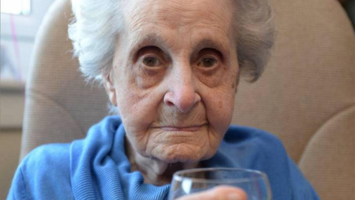 femeia asta are 102 ani fumeaza 20 de tigari si bea vin in fiecare zi uite care este secretul