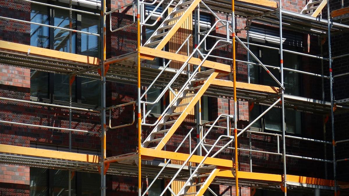Accident în centrul Capitalei: O femeie a căzut de la etajul şase al unui bloc în construcţii. Primele imagini de la faţa locului