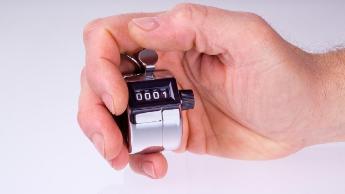 de ce stau stewardesele cu mainile la spate atunci cand pasagerii urca in avion