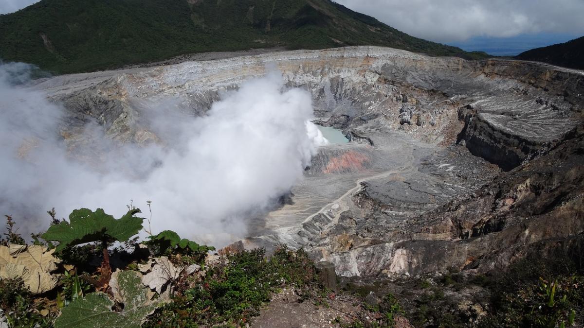 volcano-poas-1246159_1280.jpg