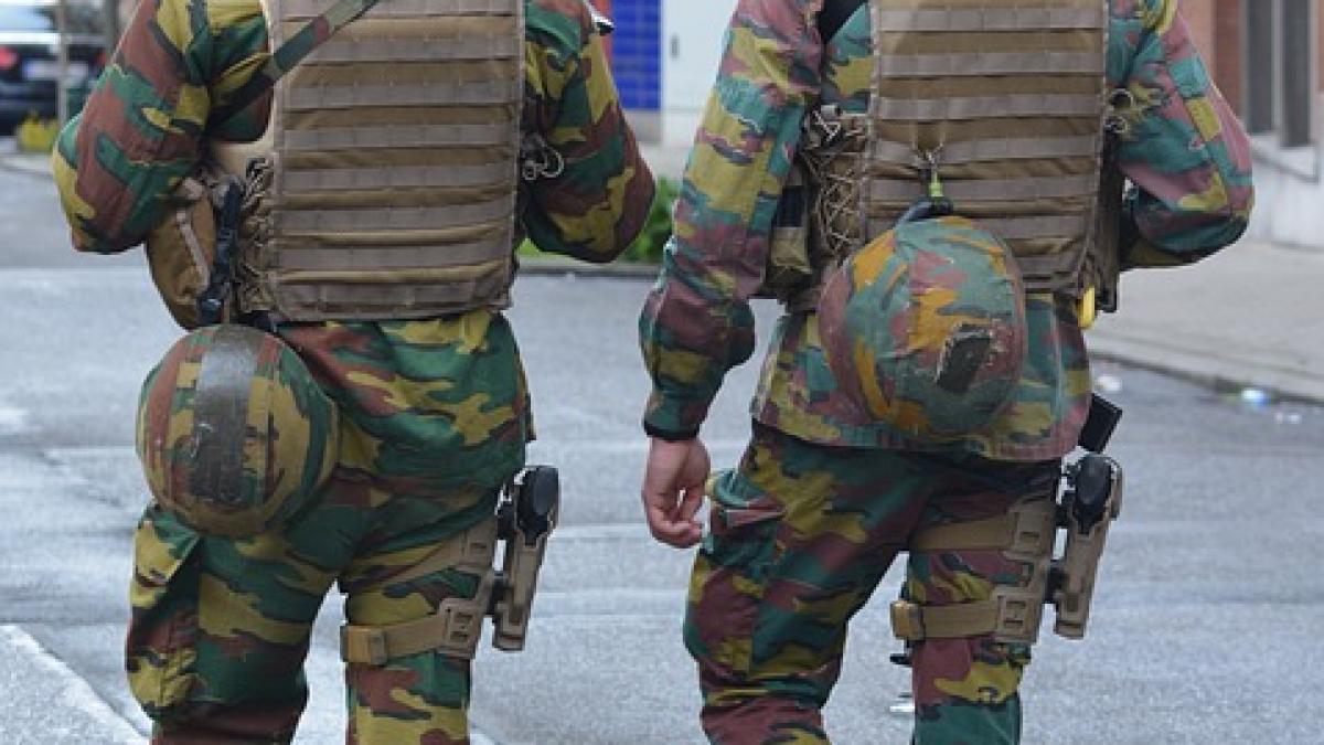 franta isi prelungeste starea de urgenta cu cateva luni