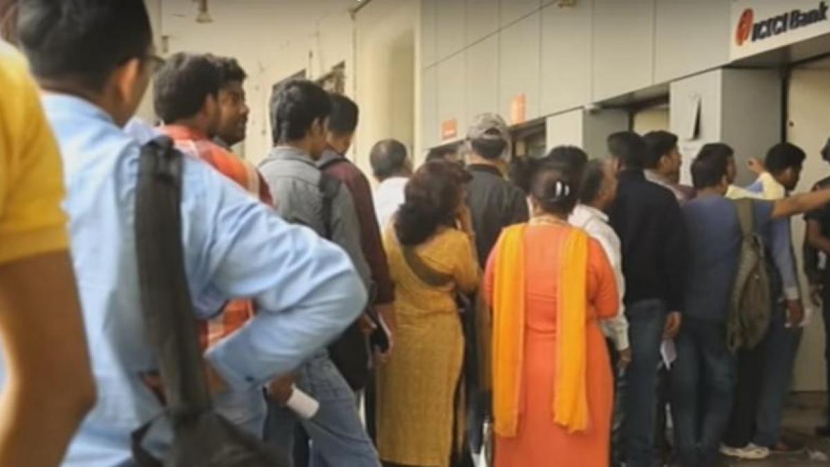 haos in india dupa o decizie soc a guvernantilor 80 din banii aflati in circulatie au fost anulati