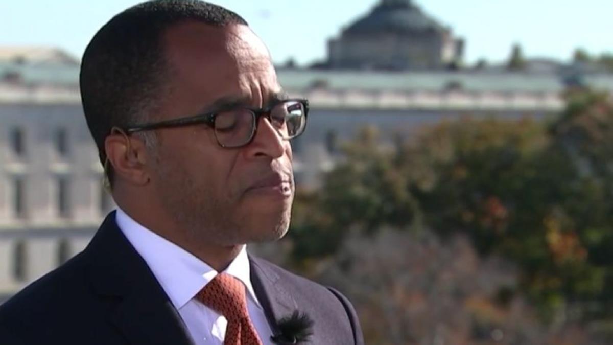 s a intamplat in direct un jurnalist izbucneste in lacrimi cand vorbeste despre victoria lui donald