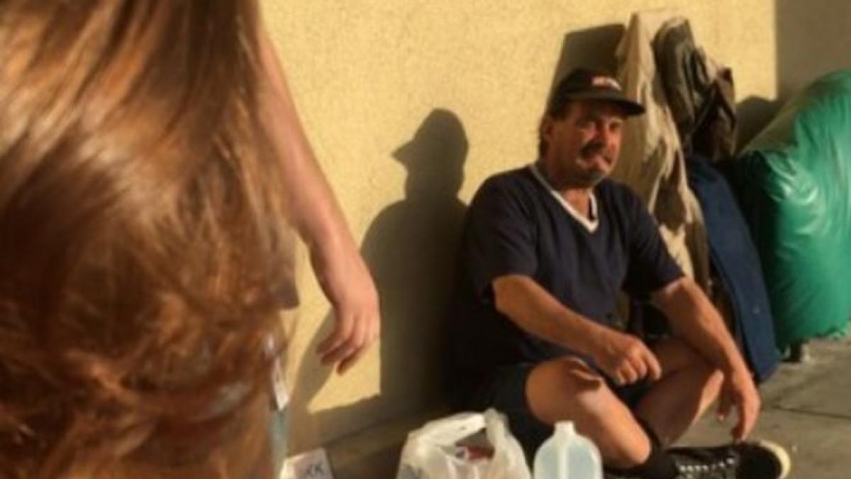 traia pe strazi de ani de zile dar nu cerea bani povestea lui a impresionat milioane de oameni