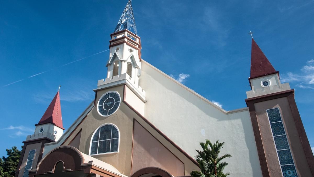 atac cu bomba la o biserica din indonezia mai multi copii au fost raniti