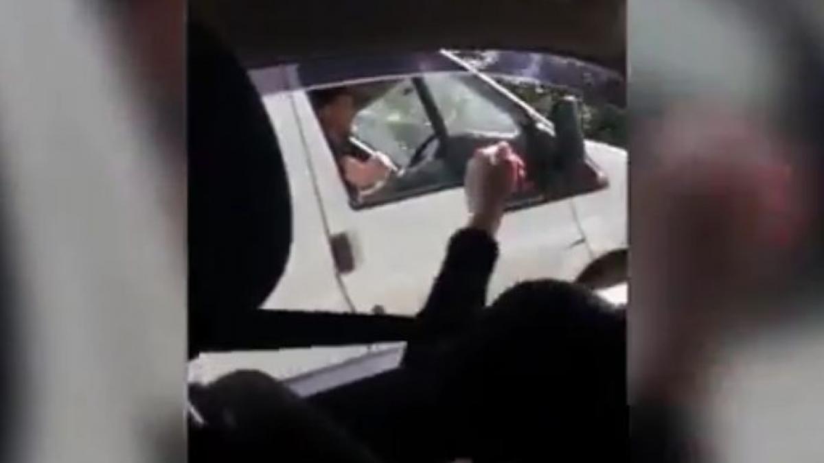 imagini incredibile filmate in trafic ce face soferul acestei dubite cand vede o femeie la volan