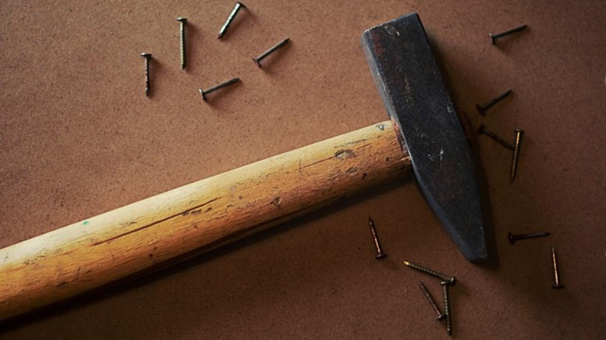 pentru ca fiul sau era furios tatal i a dat un pumn de cuie si i a aratat unde sa le bata dupa