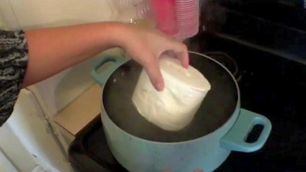 a pus o rola de hartie la fiert dupa ce a facut asta cu ea au inceput sa apara primii bani