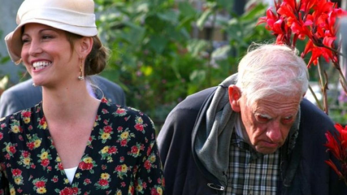 aceasta tanara s a casatorit cu un batran milionar dupa trei ani s a uitat intr un album foto si a