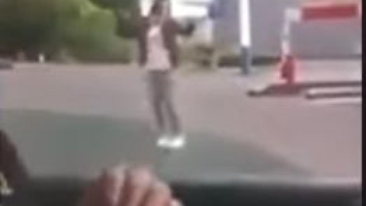 a vrut sa imite ce a vazut intr un videoclip acum tot internetul rade de ea