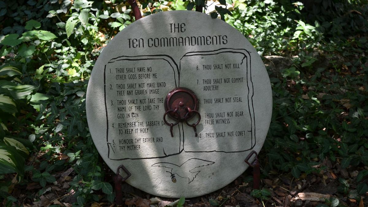 cele 10 porunci vor fi scoase la licitatie