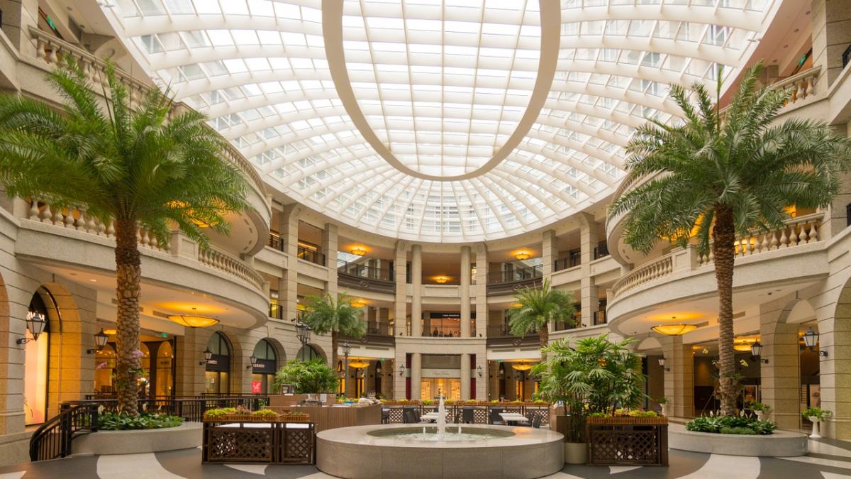 o bucuresteanca s a plimbat cu lenjeria intima la vedere prin tot mall ul