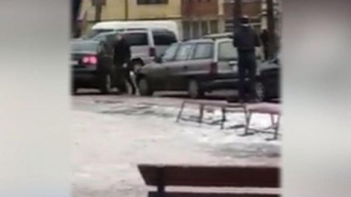 masina vandalizata in parcare de o soferita nervoasa