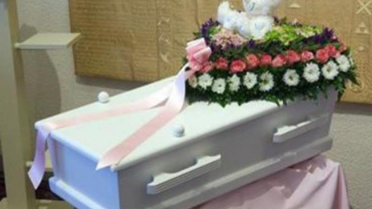 nu a avut cu cine sa si lase fetita asa ca a luat o cu ea la munca a fost cea mai mare greseala a