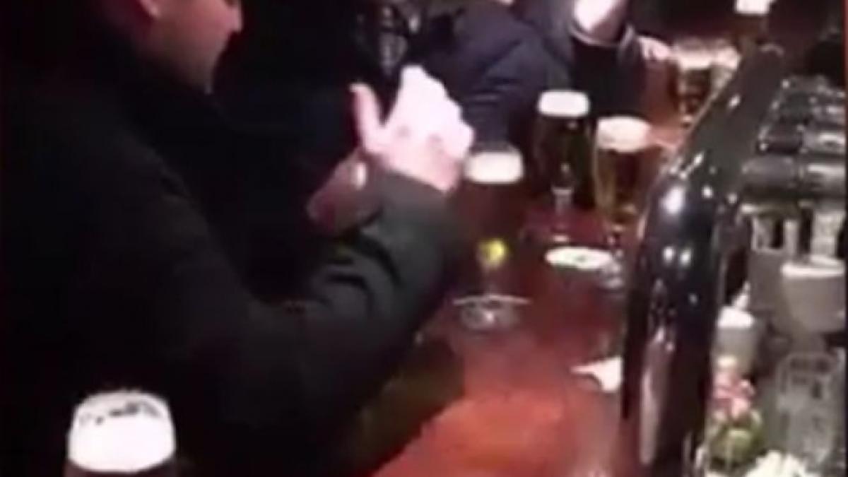 se afla intr un bar cu prietenii lui un tanar a aruncat o tigara aprinsa catre el uluitor ce a