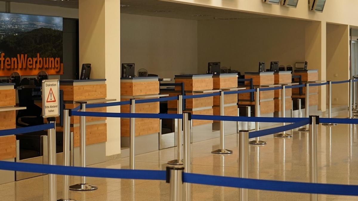 a nascut in toaleta aeroportului si si a lasat bebelusul acolo s au ingrozit cand au auzit