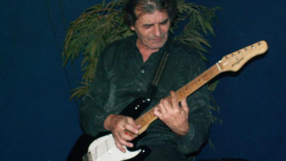 doliu in muzica romaneasca marian manoliu fost chitarist al trupei compact a murit la 63 de ani