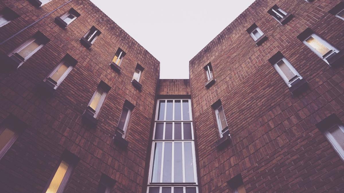 femeie cazuta de la etaj