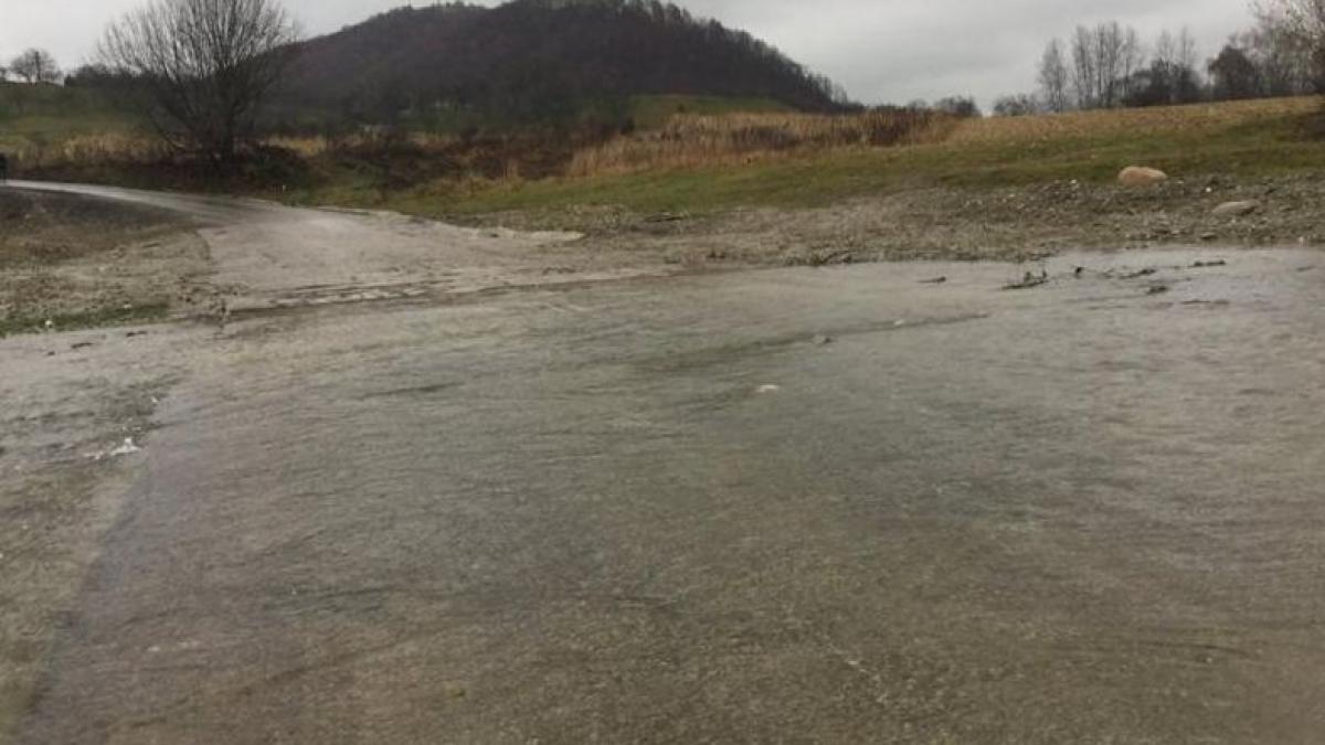 minunea asfaltarilor din romania au facut drumul pe sub garla