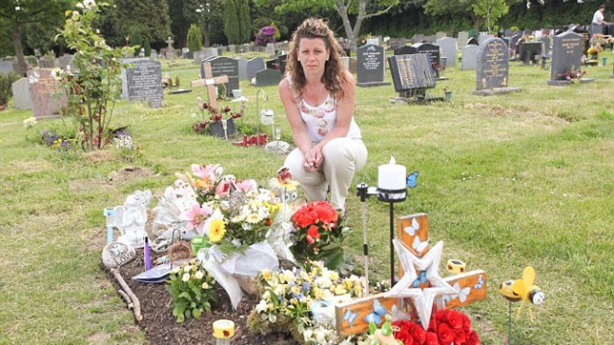 piatra de mormant a fiului ei de 4 ani a fost inlaturata pentru ca o alta familie a considerat o