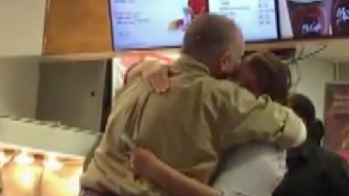 un barbat misterios a intrat intr un restaurant a impartit bancnote de 100 de dolari in stanga si