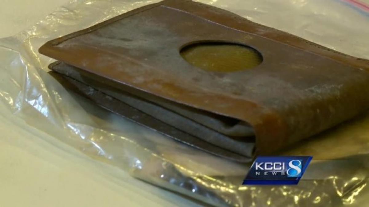 un muncitor a gasit intr un teatru un portofel vechi de peste 70 de ani cand l a deschis nu i a