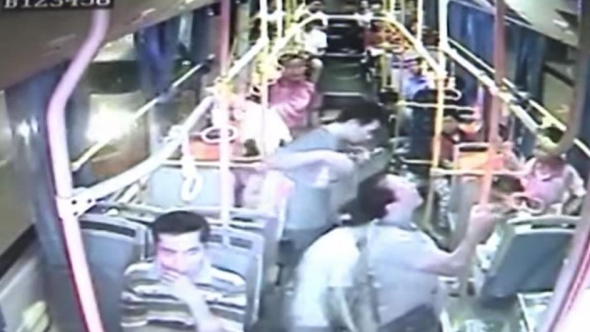 a intrat in travaliu in autobuz