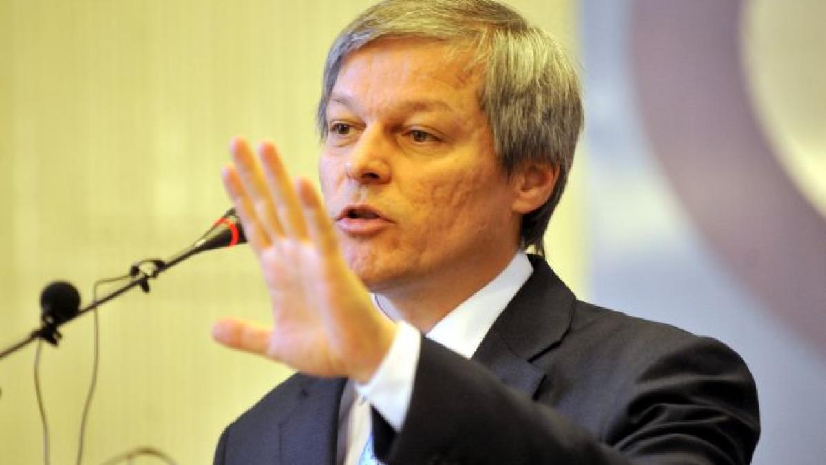 dacian ciolos primit cu huiduieli in fata prefecturii iasi