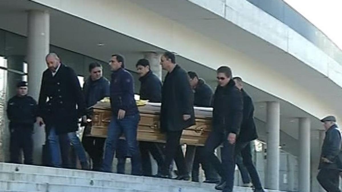 trupul neinsufletit al lui daniel prodan a fost depus la arena nationala sicriul a fost purtat pe