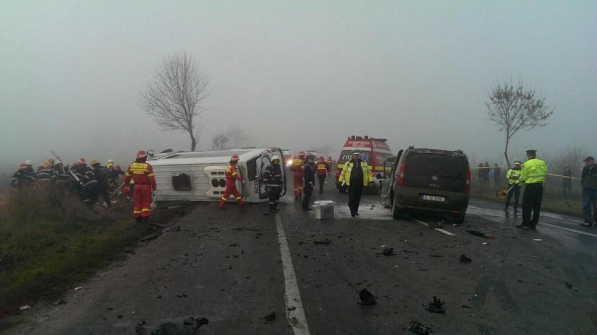 accident grav pe dn2 un microbuz s a ciocnit cu un autototurism