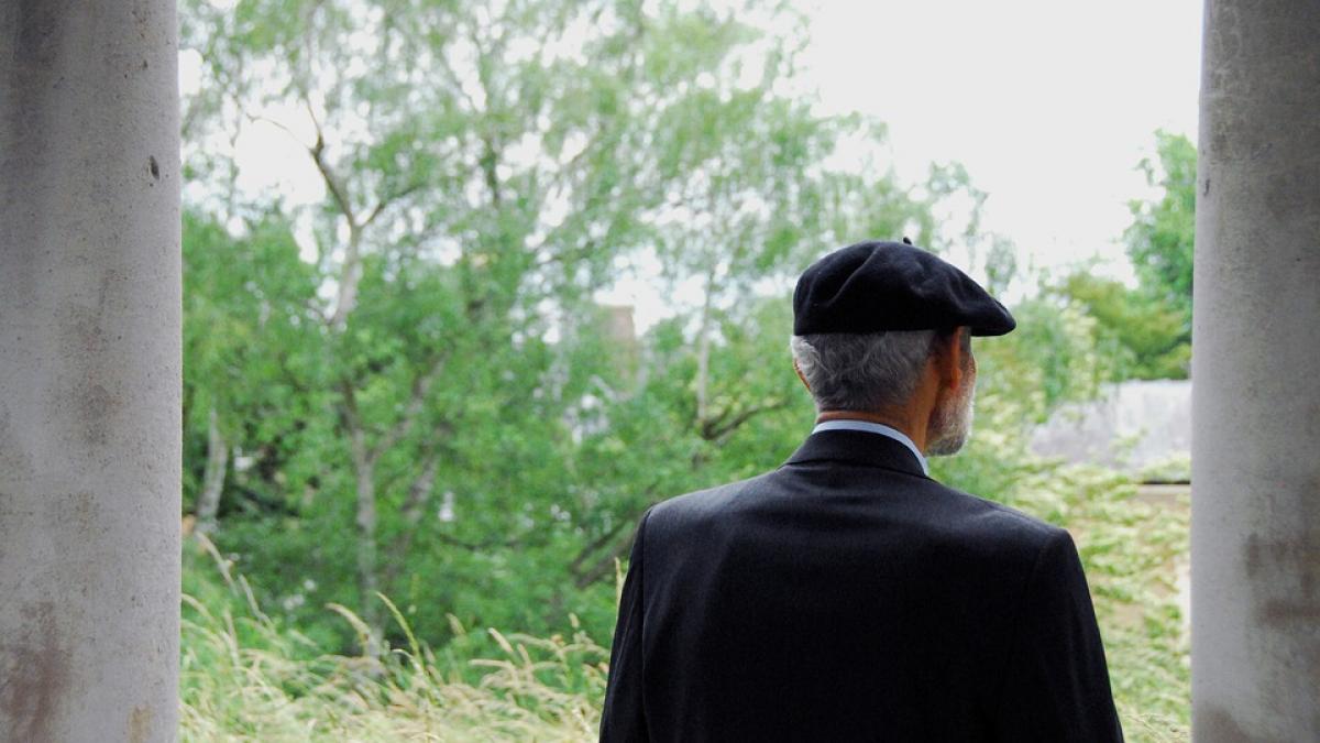 de 45 de ani nu a mai iesit din casa de teama sa nu sperie lumea cum arata barbatul