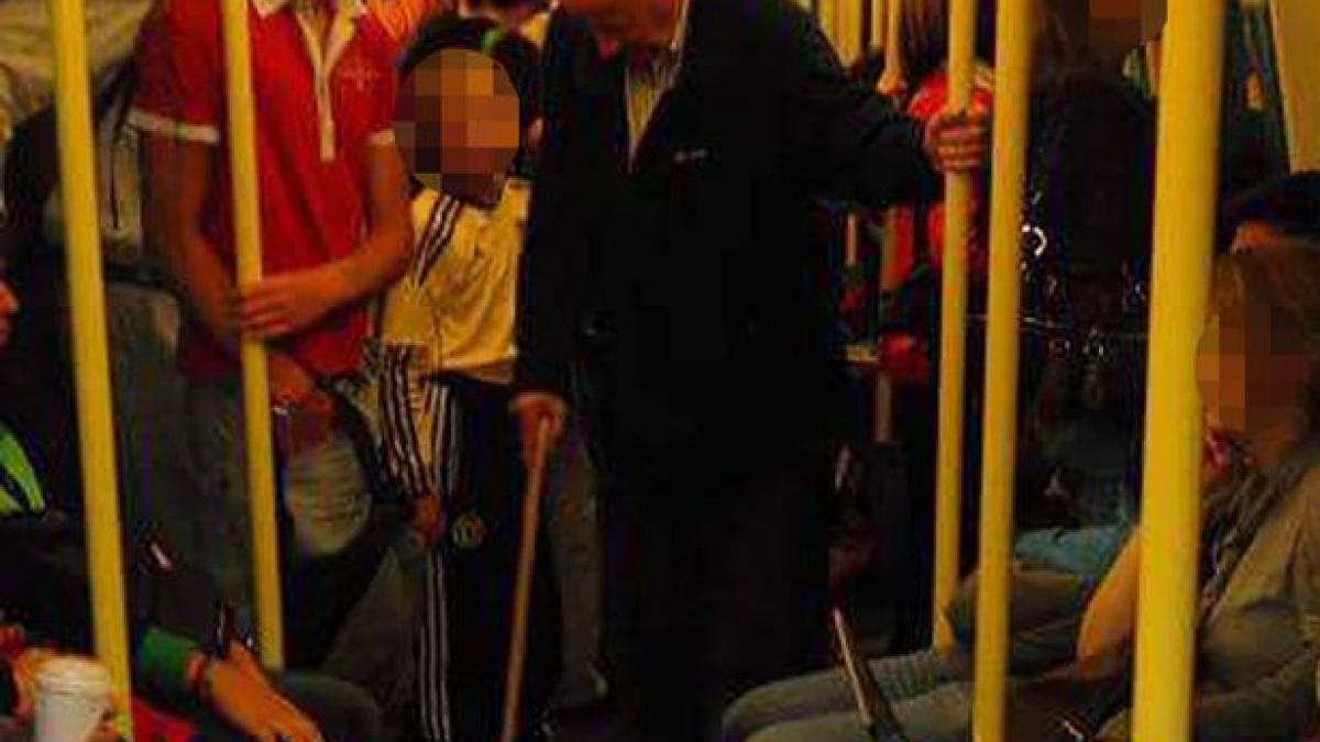 scene ireale la metrou acest batranul cu baston s a urcat in tren este rusinos ce s a intamplat