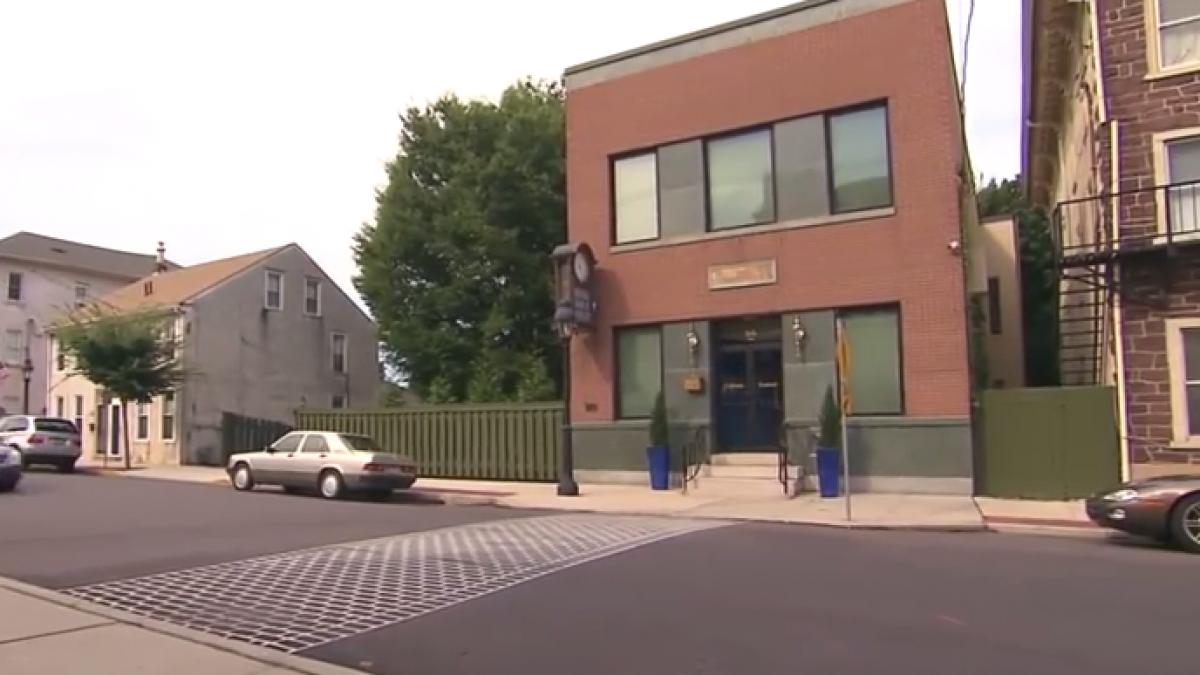 a cumparat cladirea unei banci ca sa locuiasca in ea e incredibil ce a gasit intr un perete a decis