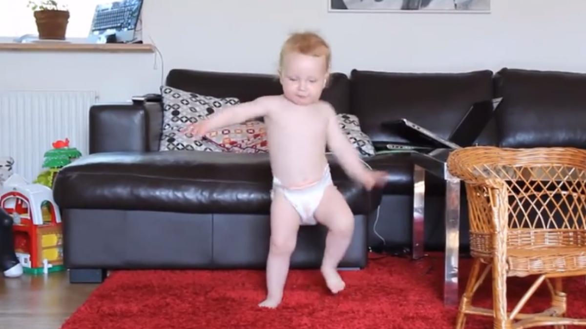 cati bebelusi pot dansa asa cum o face acesta ramai fara cuvinte video