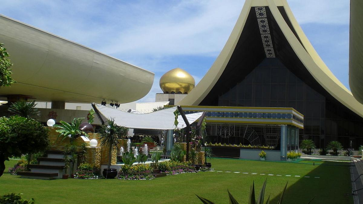 cine este omul care traieste intr un palat cu 1788 de camere si are 7 000 de masini