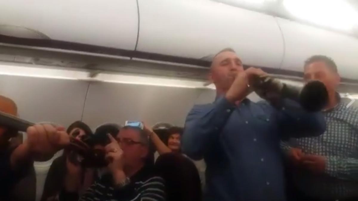 spectacol in timpul unui zbor wizzair spre londra un roman a inceput sa cante la taragot